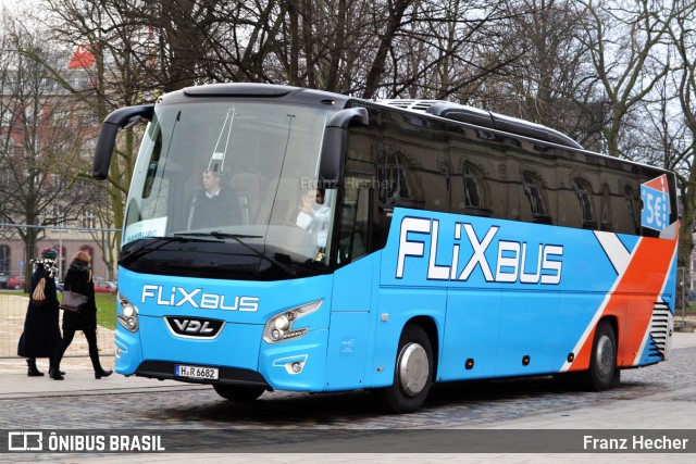 FlixBus 6682 na cidade de Hamburg, Hamburg, Alemanha, por Franz Hecher. Número da foto: #6995235.