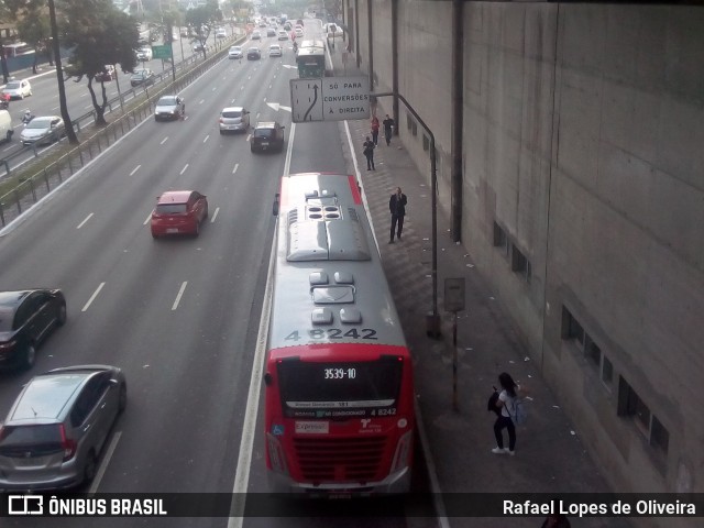 Express Transportes Urbanos Ltda 4 8242 na cidade de São Paulo, São Paulo, Brasil, por Rafael Lopes de Oliveira. ID da foto: 7012169.