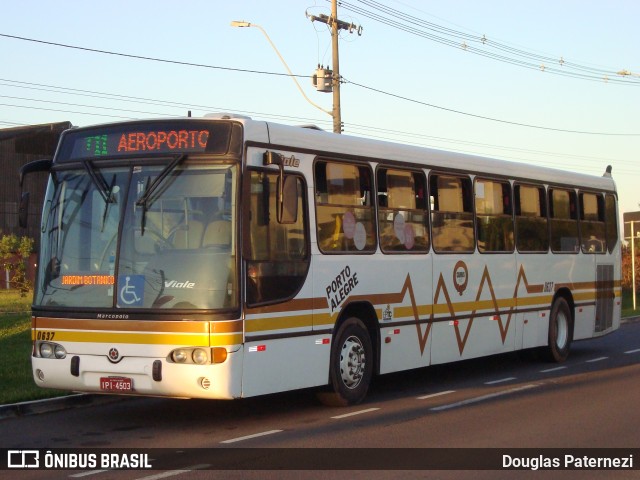 Companhia Carris Porto-Alegrense 0637 na cidade de Porto Alegre, Rio Grande do Sul, Brasil, por Douglas Paternezi. Número da foto: #7010651.
