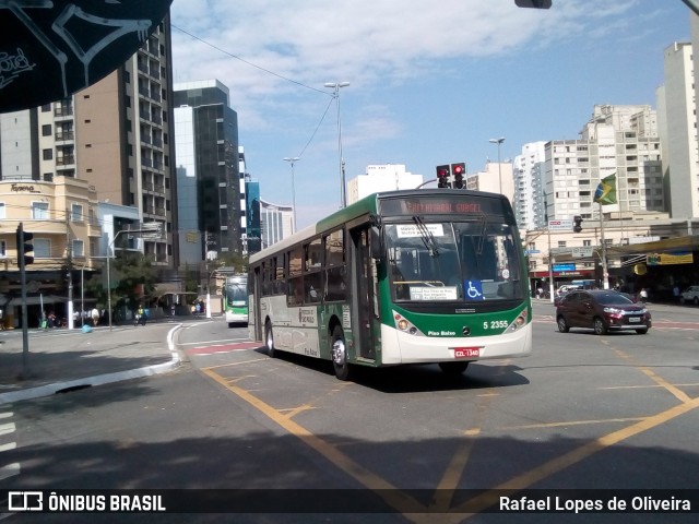 Via Sudeste Transportes S.A. 5 2355 na cidade de São Paulo, São Paulo, Brasil, por Rafael Lopes de Oliveira. Número da foto: #6943333.