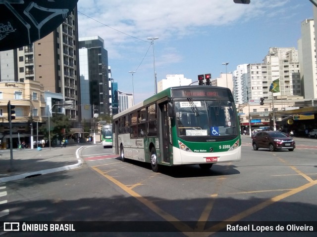 Via Sudeste Transportes S.A. 5 2355 na cidade de São Paulo, São Paulo, Brasil, por Rafael Lopes de Oliveira. ID da foto: 6943333.