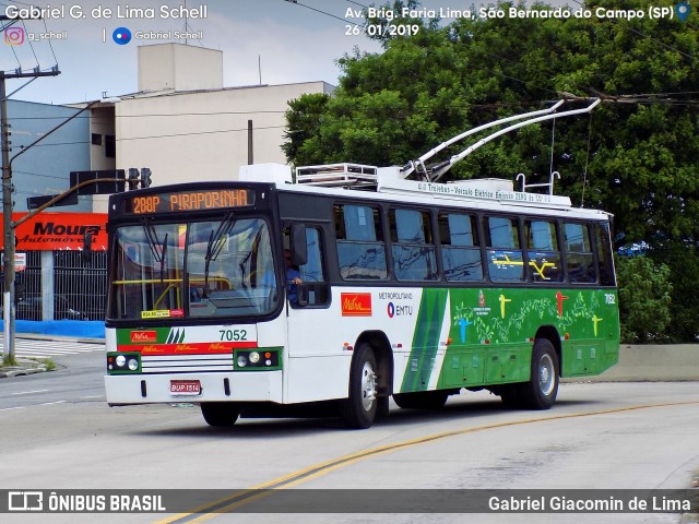 Metra - Sistema Metropolitano de Transporte 7052 na cidade de São Bernardo do Campo, São Paulo, Brasil, por Gabriel Giacomin de Lima. ID da foto: 6952497.