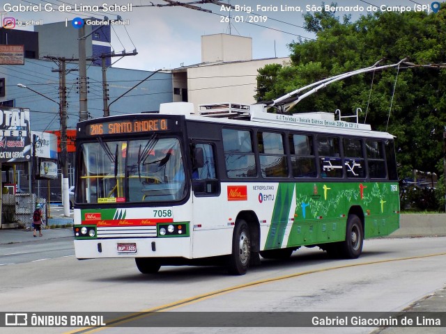 Metra - Sistema Metropolitano de Transporte 7058 na cidade de São Bernardo do Campo, São Paulo, Brasil, por Gabriel Giacomin de Lima. ID da foto: 6952475.