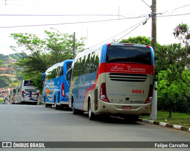 Arca Turismo 5051 na cidade de Atibaia, São Paulo, Brasil, por Felipe Carvalho. ID da foto: 7059410.