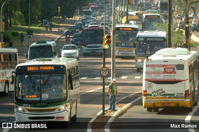 Sudeste Transportes Coletivos 3028 na cidade de Porto Alegre, Rio Grande do Sul, Brasil, por Max Ramos. ID da foto: 7063628.