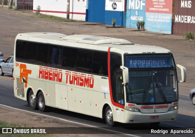 Ribeiro Turismo 2214 na cidade de Conselheiro Lafaiete, Minas Gerais, Brasil, por Rodrigo  Aparecido. ID da foto: 7071539.