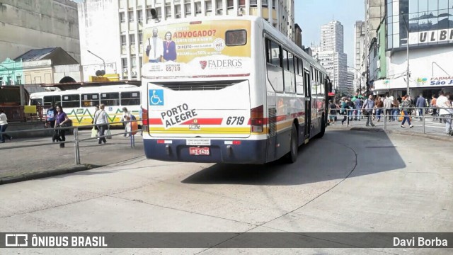 SOPAL - Sociedade de Ônibus Porto-Alegrense Ltda. 6719 na cidade de Porto Alegre, Rio Grande do Sul, Brasil, por Davi Borba. ID da foto: 7094526.