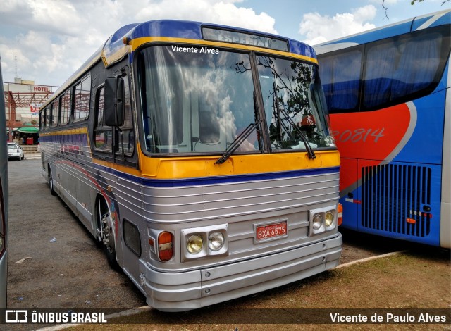 Ônibus Particulares 6575 na cidade de Trindade, Goiás, Brasil, por Vicente de Paulo Alves. Número da foto: #7099378.